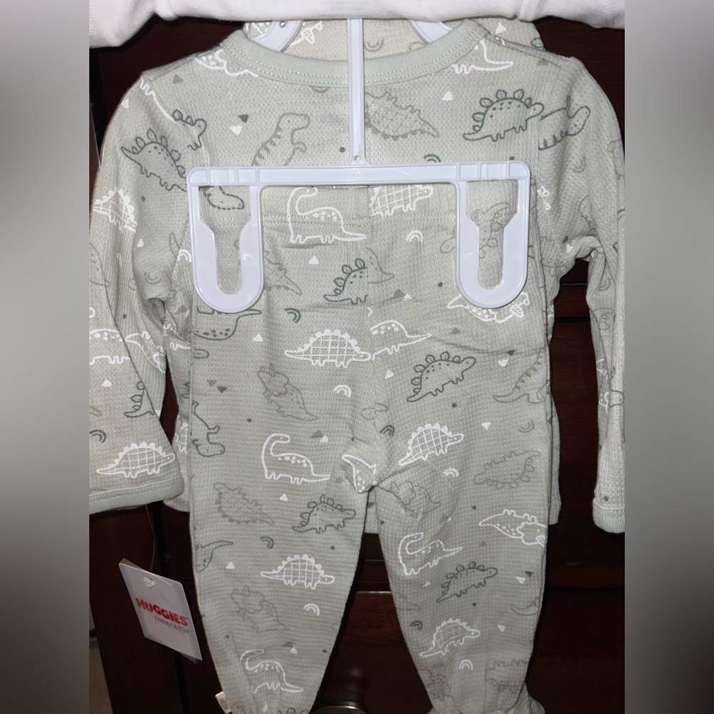 ‼️NWT: HUGGIES Organic 4 Piece Green Dinosaur Outfit - 6 M - Picture 3 of 3
